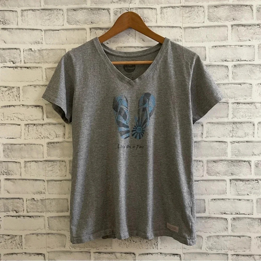 Women’s Life is Good Livin on a Pair flip flop gray short sleeve shirt Medium